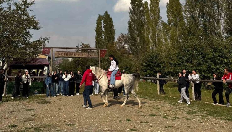 Bayburt’ta lise öğrencileri bağımlılıkla mücadele etkinliğinde ok atıp ata bindi