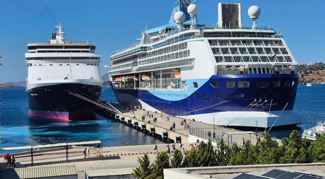 Bodrum’a iki dev gemiyle 2 bin 888 turist geldi
