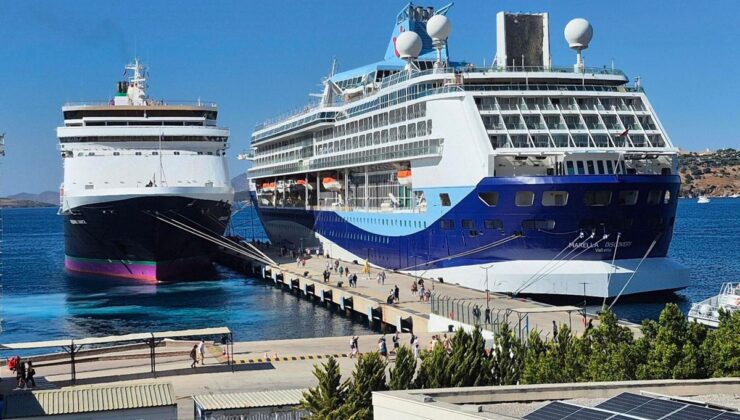 Bodrum’a iki dev gemiyle 2 bin 888 turist geldi