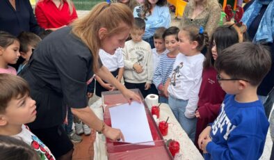 Buca’da anaokulu öğrencileri aileleriyle ebru sanatıyla Türk bayrağı işledi