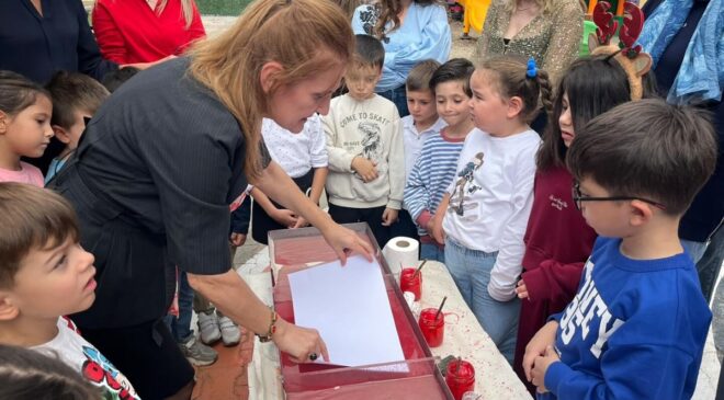 Buca’da anaokulu öğrencileri aileleriyle ebru sanatıyla Türk bayrağı işledi