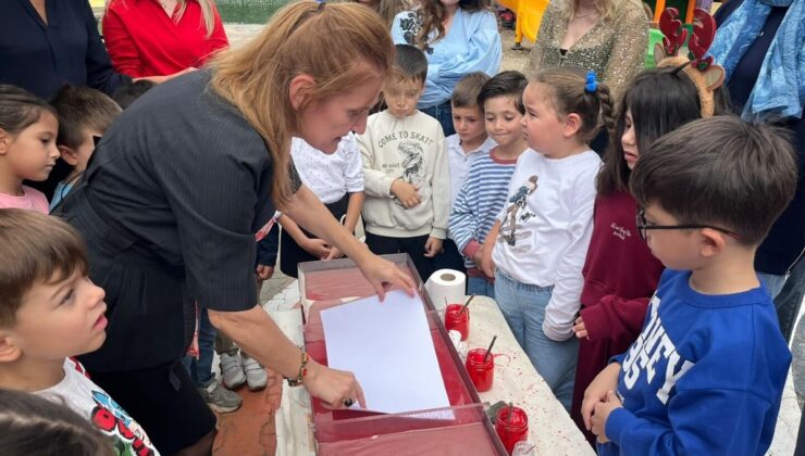 Buca’da anaokulu öğrencileri aileleriyle ebru sanatıyla Türk bayrağı işledi
