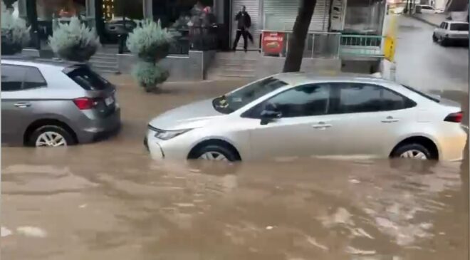 Diyarbakır’da sağanak etkili oldu, bazı okul bahçeleri ve iş yerlerini su bastı