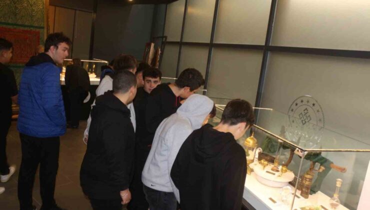 Eskişehir’de Yunus Emre Gençlik Merkezi gençleri Mukaddes Emanetler Sergisi’ni gezdi