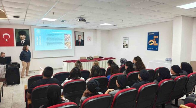 Eskişehir’de yurt personeline diyetisyenlerce beslenme hizmeti eğitimi verildi