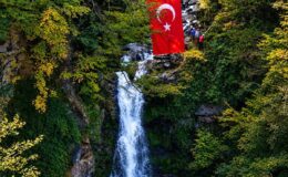 GİDOSK, Akkaya Şelalesi’nde bayrak açıp iple inişle Cumhuriyet’in 103. yılını kutladı