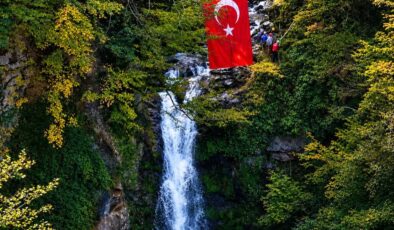 GİDOSK, Akkaya Şelalesi’nde bayrak açıp iple inişle Cumhuriyet’in 103. yılını kutladı