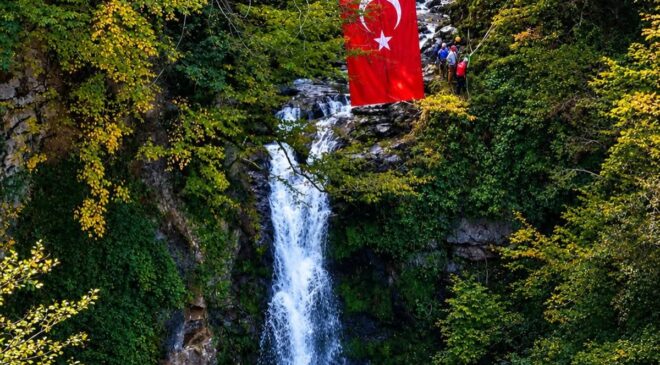 GİDOSK, Akkaya Şelalesi’nde bayrak açıp iple inişle Cumhuriyet’in 103. yılını kutladı