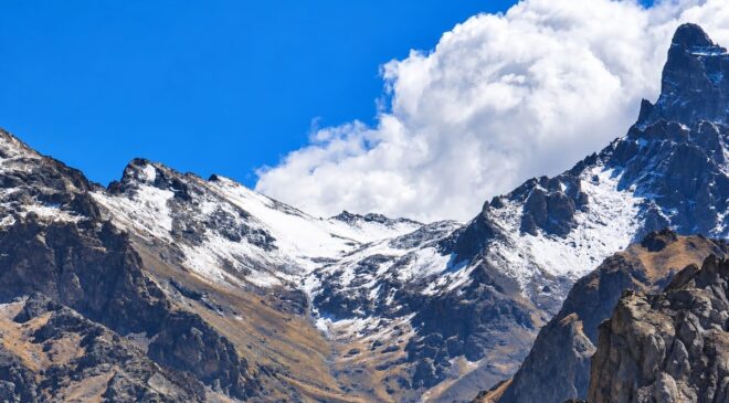 Hakkari’de yüksek kesimlere 4 Ekim’de kar yağdı, vatandaşlar erken buldu