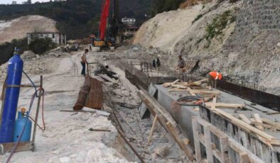 Heyelanın vurduğu Ünye-Akkuş-Niksar yolunun aralık sonunda açılması hedefleniyor