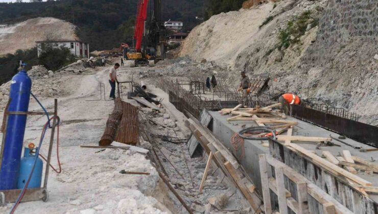 Heyelanın vurduğu Ünye-Akkuş-Niksar yolunun aralık sonunda açılması hedefleniyor