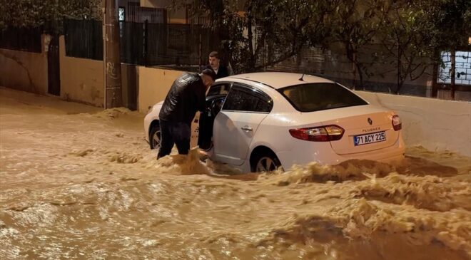 Mersin’de sağanak nedeniyle Akdeniz’de ev ve iş yerlerinin girişlerini su bastı