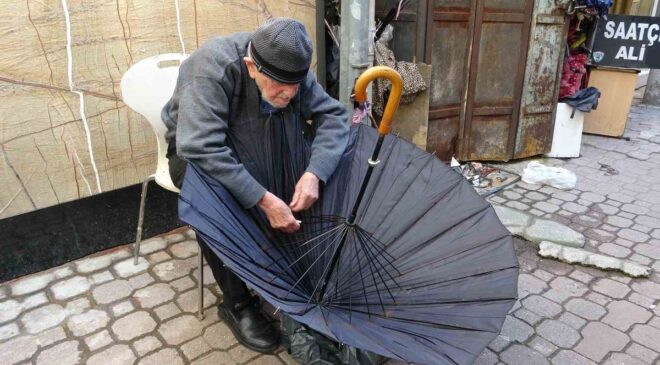 Samsun’da 97 yaşındaki şemsiye tamircisi Dursun Yıldız, hastalığa rağmen işe döndü