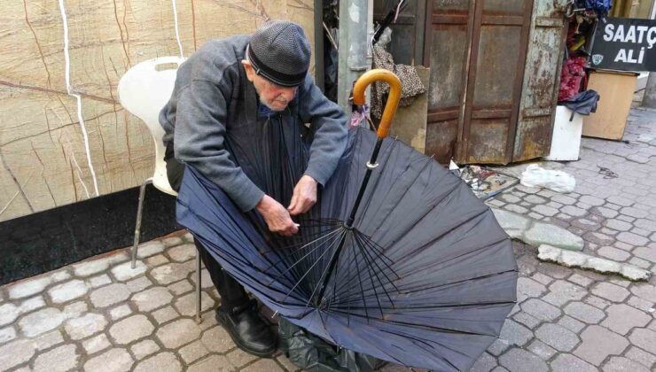 Samsun’da 97 yaşındaki şemsiye tamircisi Dursun Yıldız, hastalığa rağmen işe döndü