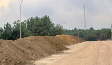 Sürücüler Bilecik’te yola dökülen kumların frende araçları kaydırdığını söylüyor