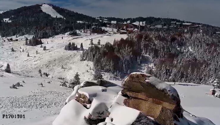 Uludağ’da süren kar yağışıyla pistler beyaza büründü, kar 20 santimetre oldu